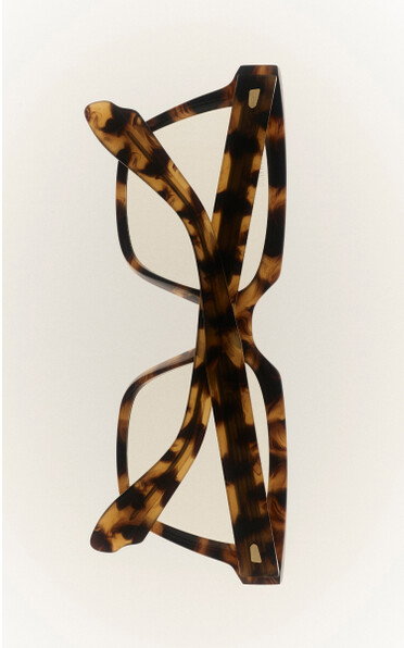 The new 9346 Cat Eye welcomes acetate in rich colours like Black, Deep Blue Crystal, Dark Striped Green,and Havana Burl.