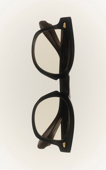 Classic and round, the 9389 Optical features the iconic Oyster pin.