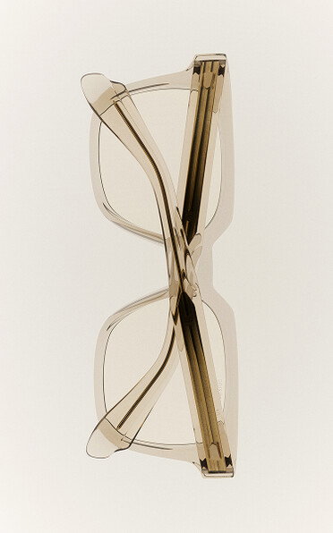 Debuting the new flush-set Oyster pin, the 9387 is a timeless Cutler and Gross optical made modern.