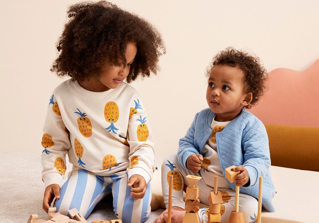 https://www.lindex.com/baby/sibling-outfits